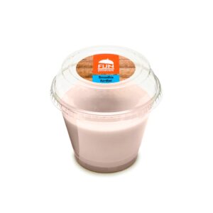Fijnproevers eiwitverrijkte aardbeiensmoothie in transparante beker, geschikt voor IDDSI-niveaus 3 en 4.