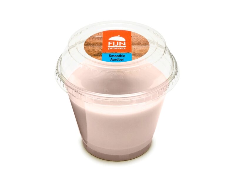 Fijnproevers eiwitverrijkte aardbeiensmoothie in transparante beker, geschikt voor IDDSI-niveaus 3 en 4.