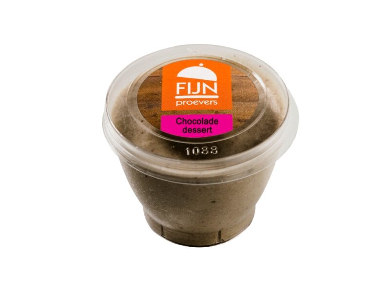 Fijnproevers eiwitverrijkt chocolade dessert in transparante cup, geschikt voor IDDSI-niveaus 3 en 4.