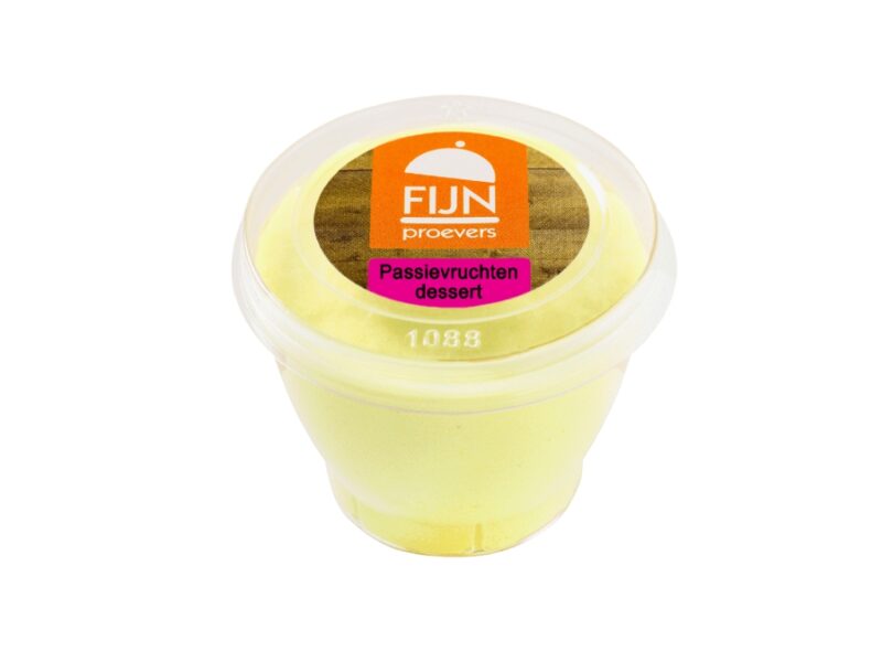 Fijnproevers eiwitverrijkt passievrucht dessert in transparante cup, geschikt voor IDDSI-niveaus 3 en 4.​