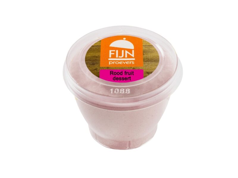 Fijnproevers eiwitverrijkt rood fruit dessert in transparante cup, geschikt voor IDDSI-niveaus 3 en 4.​