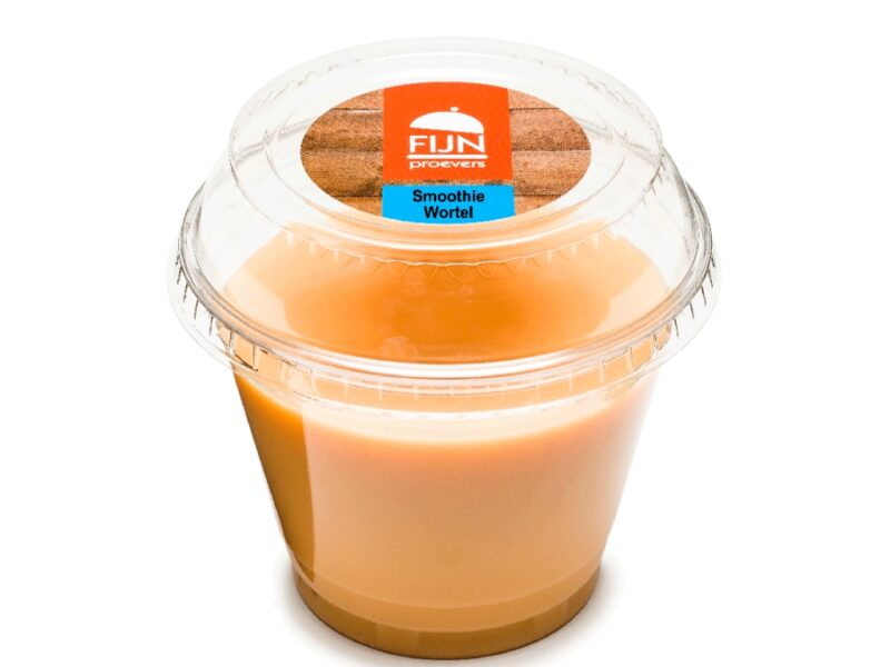 Fijnproevers eiwitverrijkte wortel smoothie in transparante beker, geschikt voor IDDSI-niveaus 3 en 4.