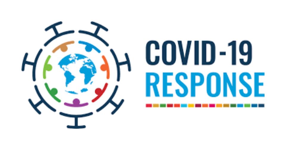 Herstellende COVID-19-patiënt lacht terwijl hij een Fijnproevers-maaltijd eet.
