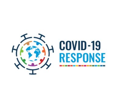Cliënt herstellende van COVID-19 geniet van een zachte Fijnproevers-maaltijd.