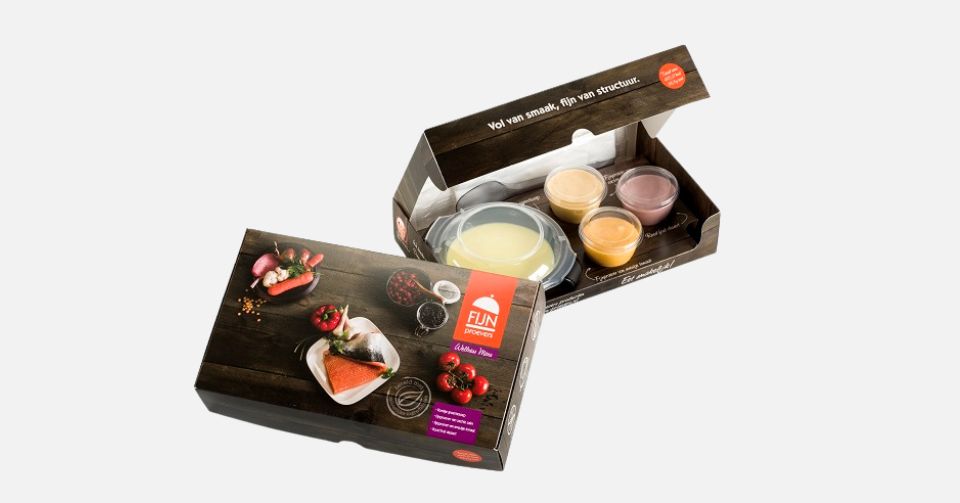 Fijnproevers Wellness Menu met groentesoep, zachte zalm, tomaat en rood fruit dessert, afgestemd op IDDSI-niveaus 3 en 4.