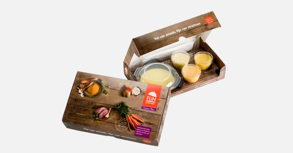 Fijnproevers Tropisch Menu met kerriesoep, zachte kip en mango, geschikt voor mensen met kauw- en slikproblemen volgens IDDSI-niveaus 3 en 4.