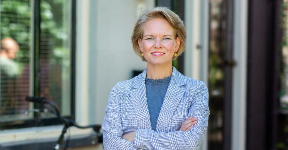 Maartje van Niersen, contactpersoon bij Fijnproevers, in gesprek met een cliënt.