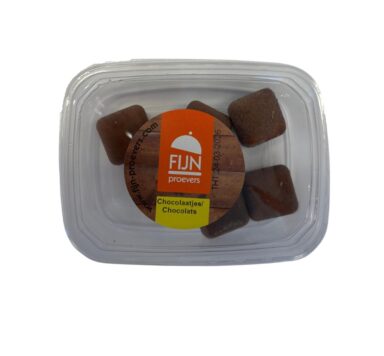 Fijnproevers chocolaatjes geserveerd als veilig tussendoortje voor mensen met slikproblemen.